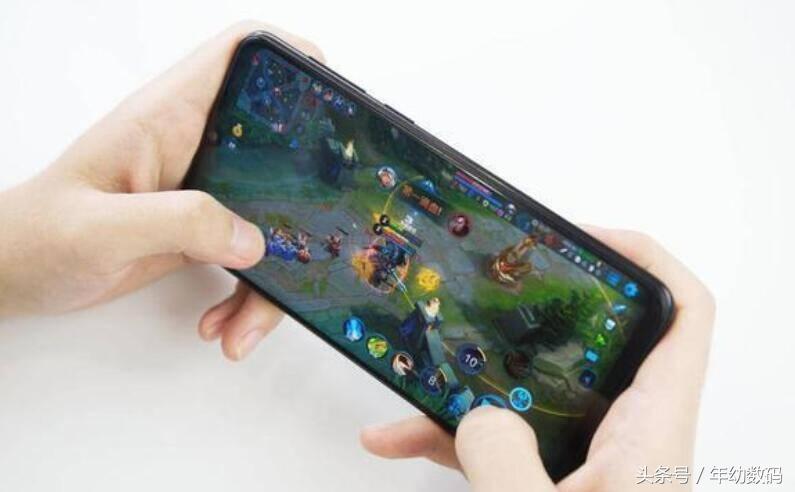 水滴屏和刘海屏哪个受欢迎,水滴屏比刘海屏好看