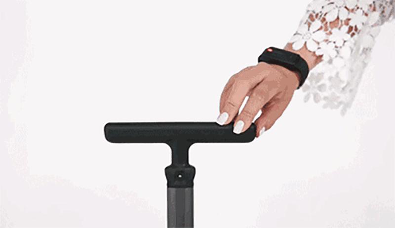 「小蟹趣玩」行李箱自动跟着你走，炫酷！