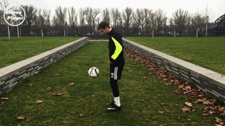 足球技巧花式起球小学生,足球后脚跟起球教学