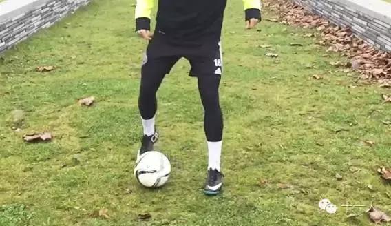 足球技巧花式起球小学生,足球后脚跟起球教学