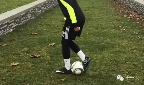 足球教学起球过人技巧,足球技巧平地起球