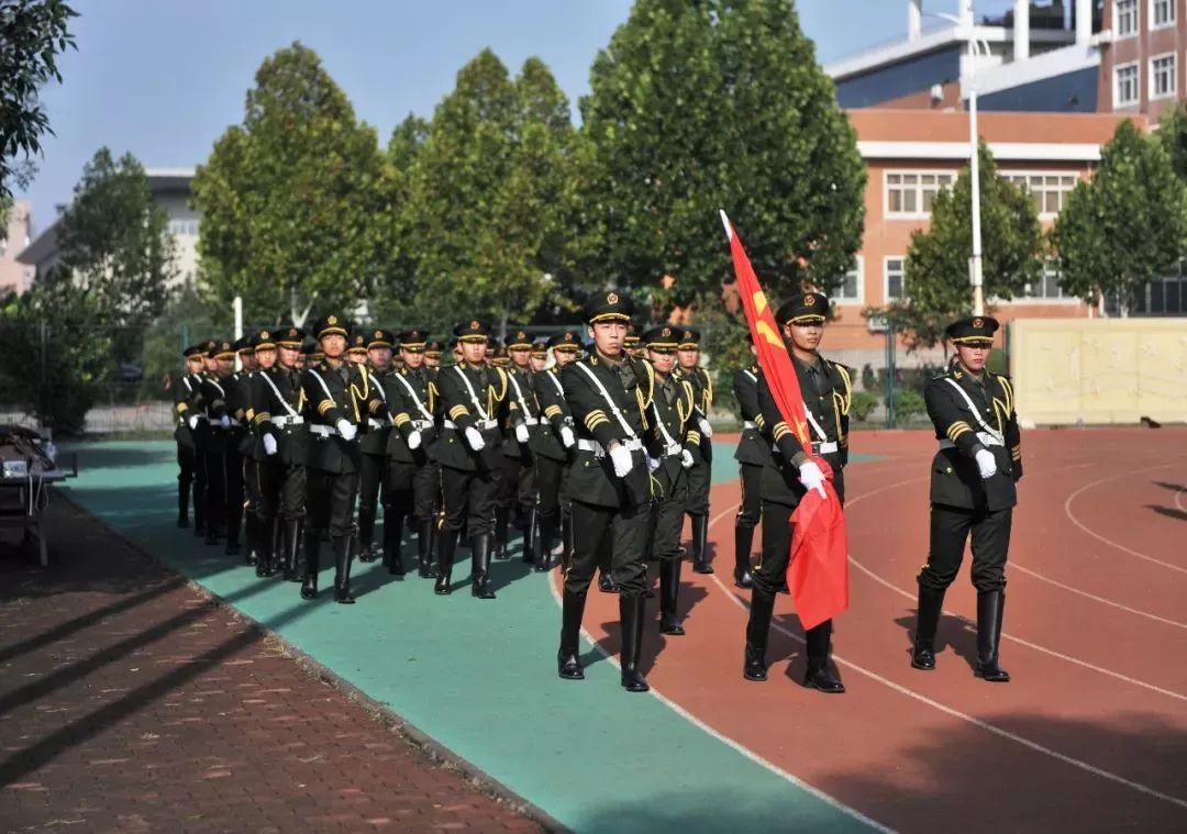 学生军训整齐划一的军姿,军训军姿