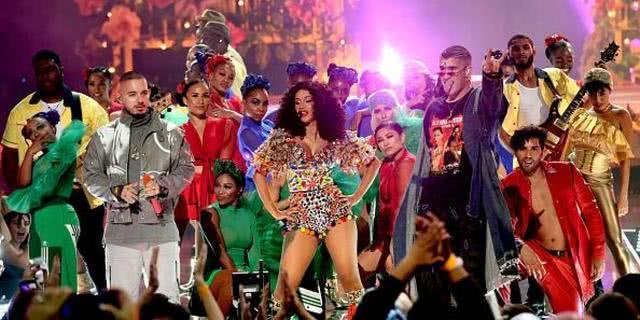 天后泰勒最想改掉的习惯,泰勒演唱会瘦腿