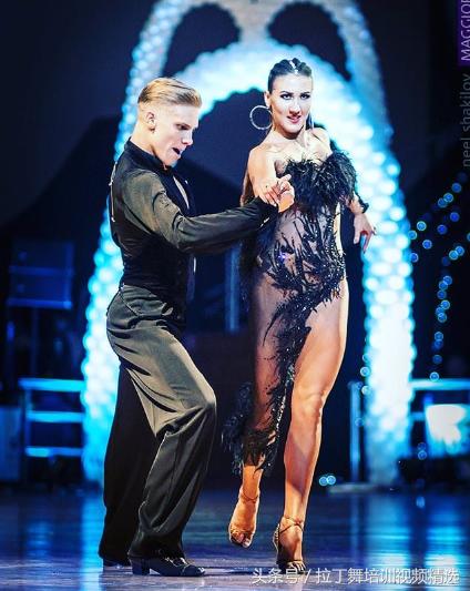 上课要求化妆穿正装,上课要穿西服