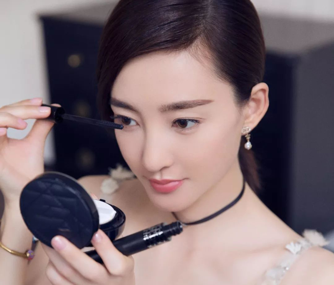 画眼妆时是该先画眼线还是涂眼影,素颜妆眼影部分怎么画眼线