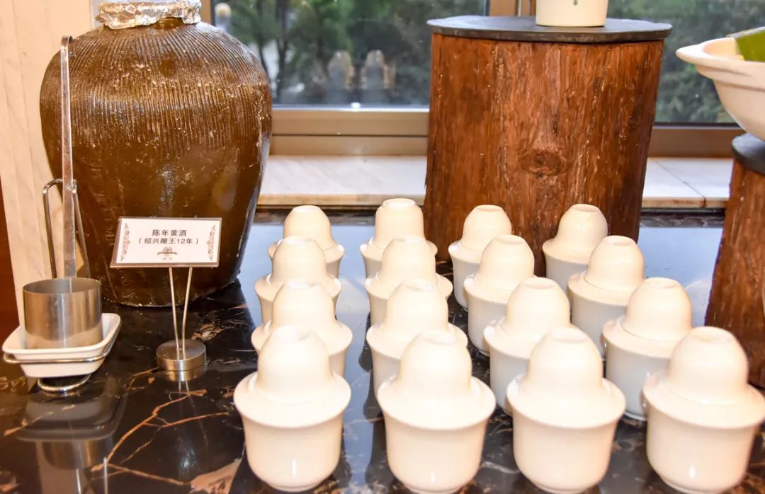 从320公里搬来“蟹中白富美”！北外滩酒店首创白兰地醉蟹畅吃！