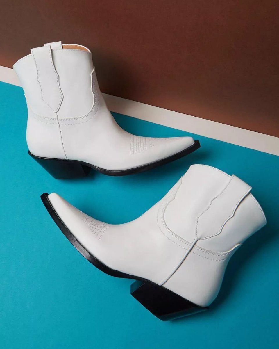 今年的靴子流行买短不买长,今年秋冬穿靴子就买这3种高级色