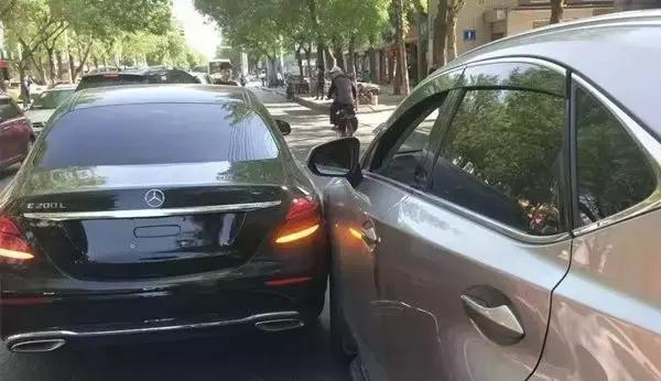 在停车场剐蹭怎么办！