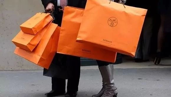 是什么人让LV、Gucci母公司突然走失200个亿？！