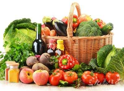 化妆品过敏了应该怎么解决,用化妆品脸部过敏红肿怎么治