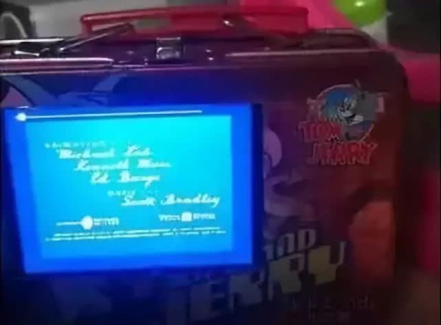 一群孩子吃棒冰,家长给孩子吃棒棒冰