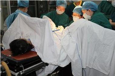 深夜产房:母亲要给女儿代孕生子,只因为女儿没阴道