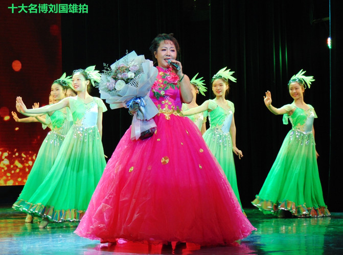 抱着个小孩,歌声还那么高亢,艺院老教授翁葵赢得满堂彩!