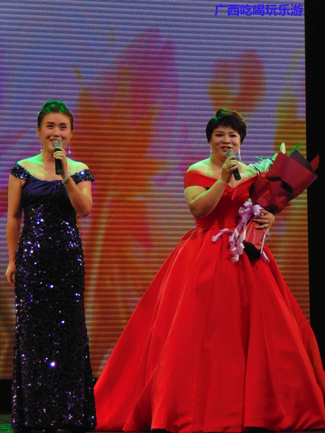 抱着个小孩,歌声还那么高亢,艺院老教授翁葵赢得满堂彩!