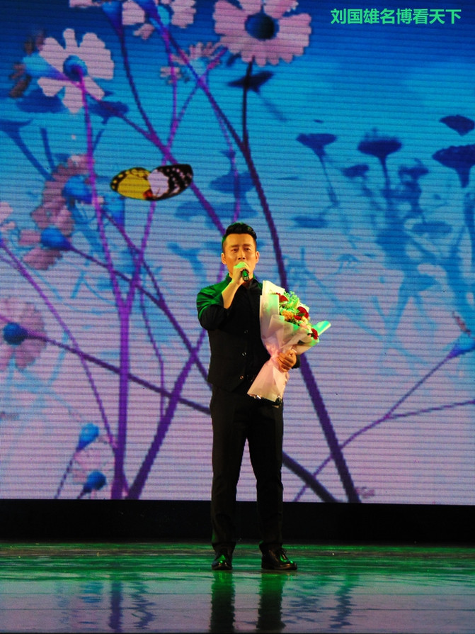 抱着个小孩,歌声还那么高亢,艺院老教授翁葵赢得满堂彩!