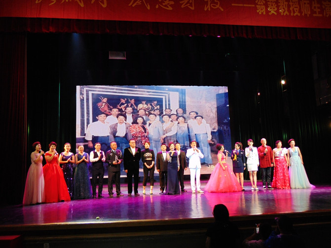 抱着个小孩，歌声还那么高亢，艺院老教授翁葵赢得满堂彩！