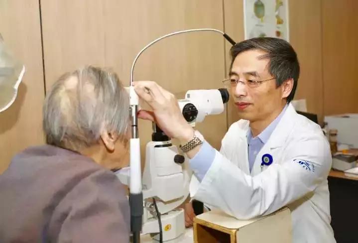 杭州102岁奶奶眼花后崩溃：电脑游戏都不能玩，生活真当没意思！