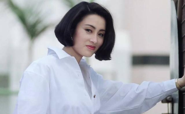 香港90年代她背景大到没人敢惹，遭赵薇横刀*爱夺**，今50岁被疑整容