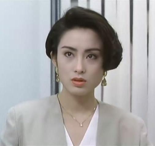 香港90年代她背景大到没人敢惹，遭赵薇横刀*爱夺**，今50岁被疑整容