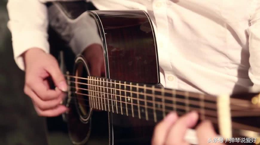 吉他初学者建议靠弦还是不靠弦,吉他弦换的按法和转换