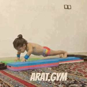 小孩倒立俯卧撑,倒立俯卧撑小学生练八块腹肌