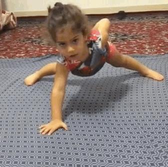 小孩倒立俯卧撑,倒立俯卧撑小学生练八块腹肌