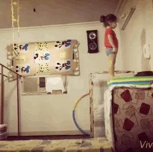 小孩倒立俯卧撑,倒立俯卧撑小学生练八块腹肌