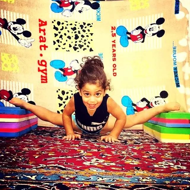 小孩倒立俯卧撑,倒立俯卧撑小学生练八块腹肌