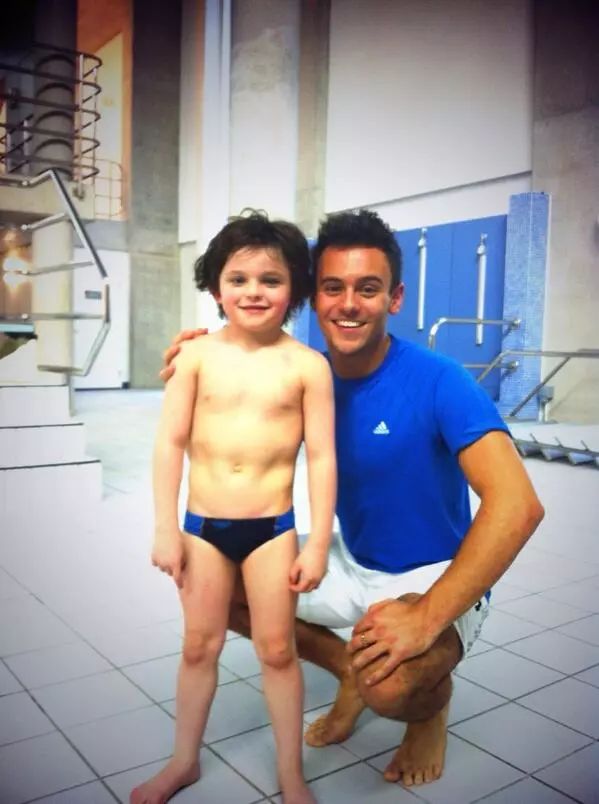 小孩倒立俯卧撑,倒立俯卧撑小学生练八块腹肌