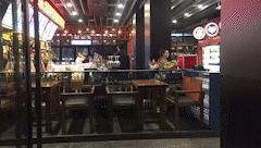 夜场界地震了！观音桥新开一家奇葩酒吧，整条街的风头都被它抢了