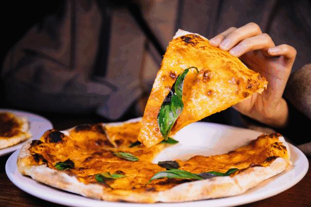 夜场界地震了！观音桥新开一家奇葩酒吧，整条街的风头都被它抢了