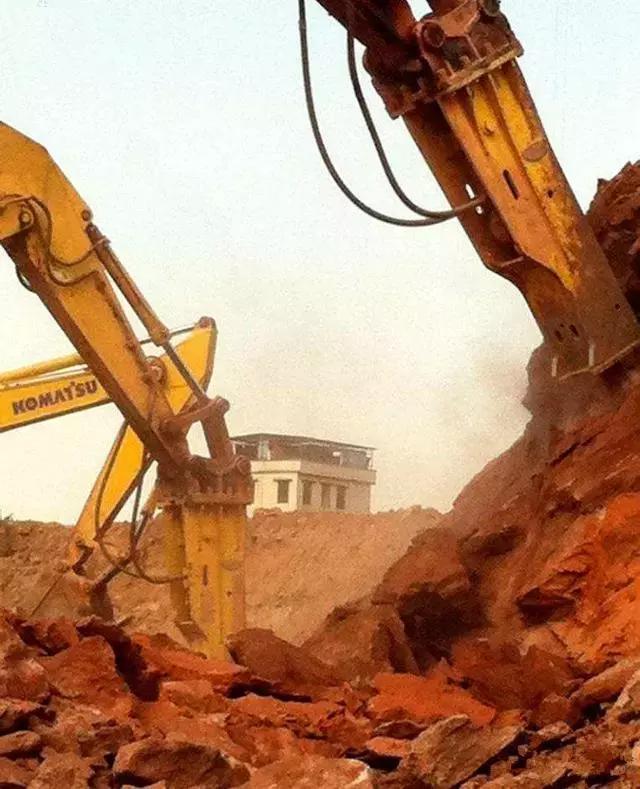 挖机破碎锤是怎么操作的,新手小挖机破碎锤操作教程