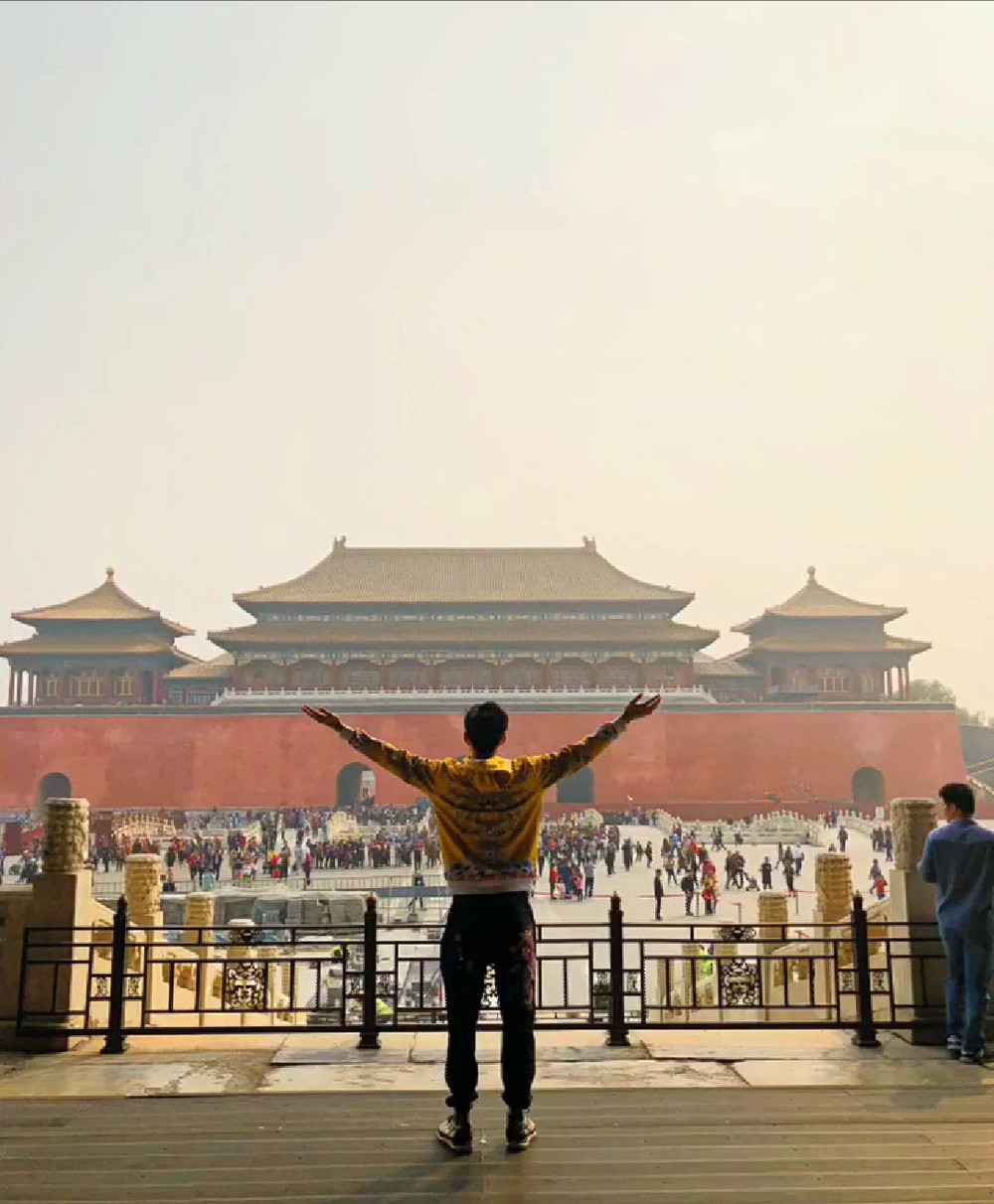 男子拍照路人,小伙拍照路人闯入镜头