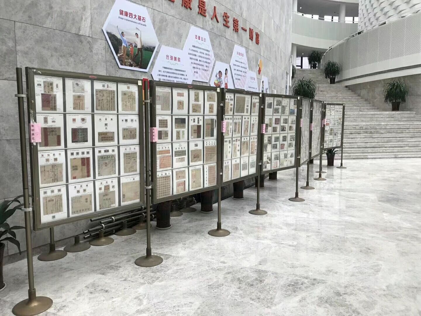 “丝韵飘香”刘亚明书法展、花卉盆景展、集邮展在文化中心展出