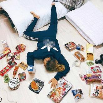 深扒摔跤炫富：原来富婆们20w包包里的东西也没什么了不起