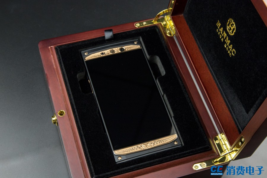 顶级奢华手机HANMAC骑士III开箱图赏，蓝宝石、钛合金、鳄鱼皮！