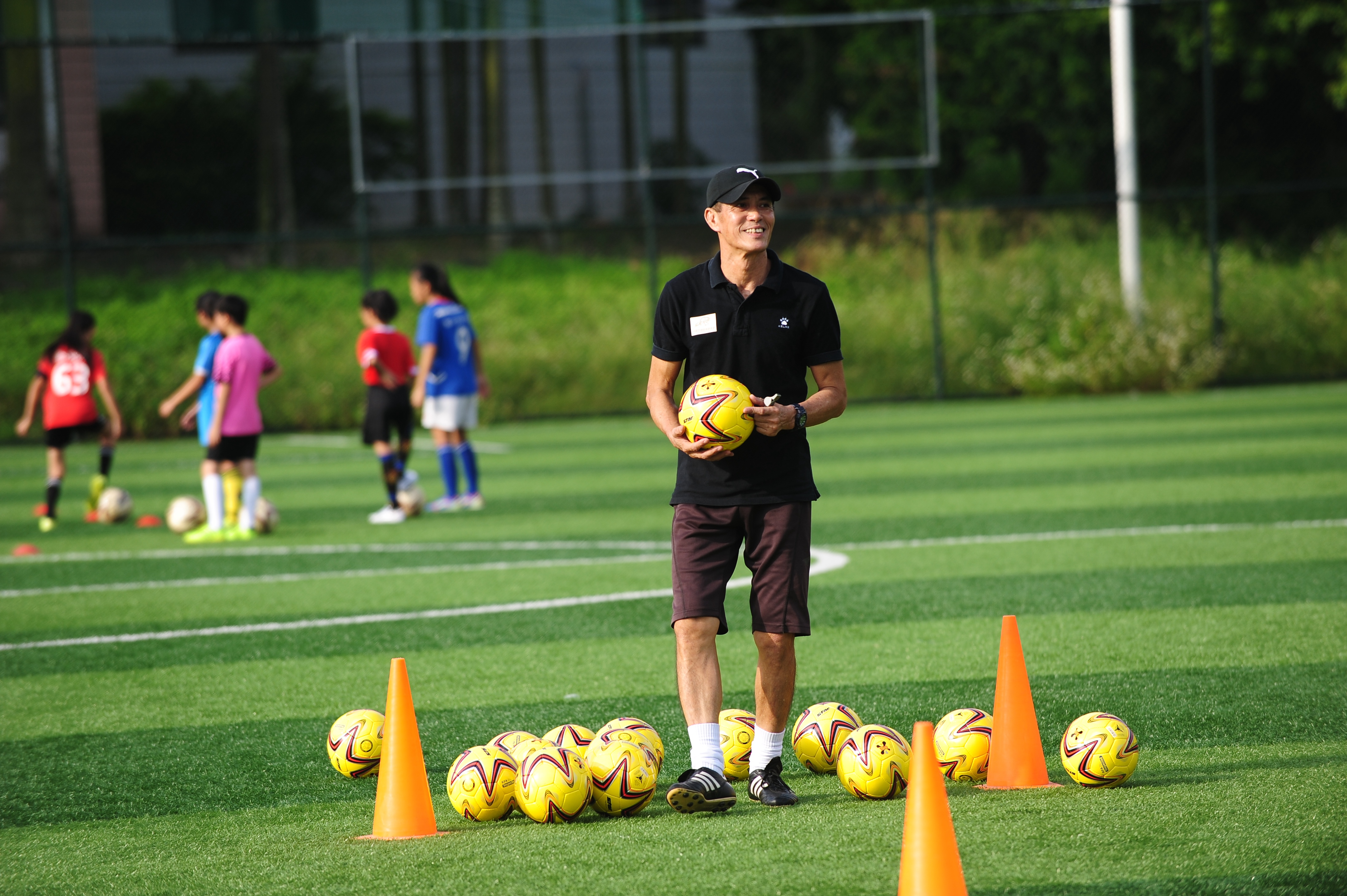 用双手守住湛江足球的未来,陈建中教练