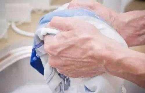 毛巾用久了又滑又臭怎么办,毛巾怎么泡一洗就干净