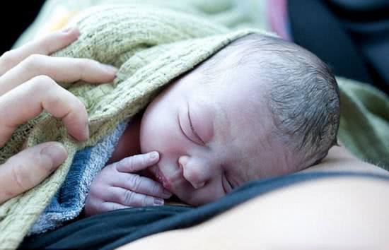 生孩子快对产妇身体伤害小吗,生产时间过长对胎儿影响