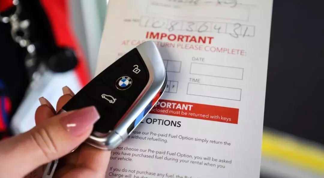 用这台3.0T的大宝马，来感受这座到处充斥着慢节奏的年轻城市