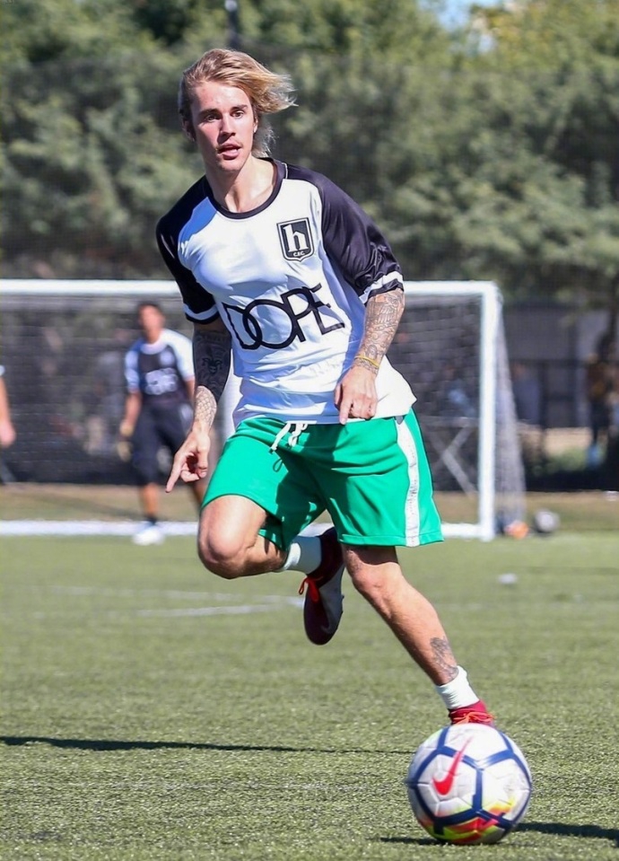 贾斯汀比伯lifeisworthliving现场版,贾斯汀比伯现场照