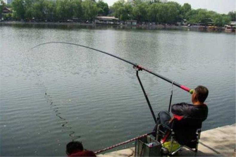 绑鱼丝鱼钩绑法简单又方便,鱼钩的绑法怎么绑在鱼竿上