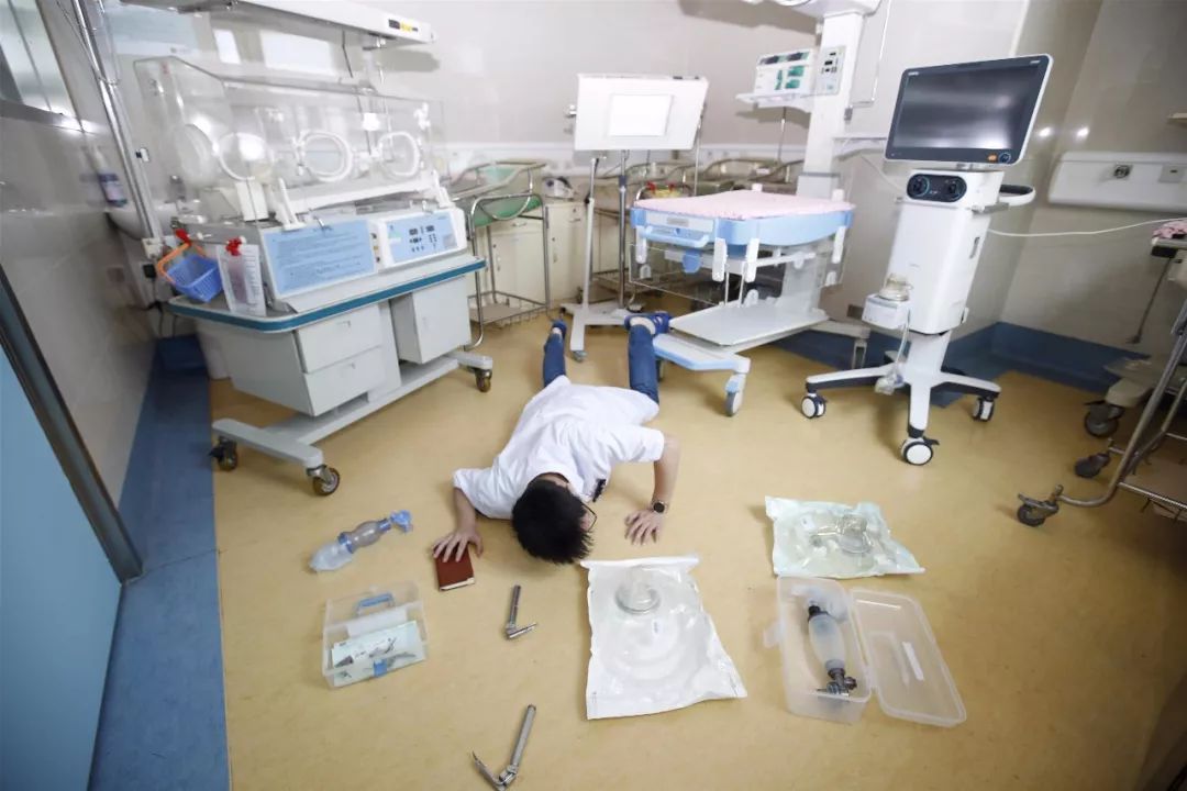 看了这么多炫富摔，这些护士才是最劲爆的~