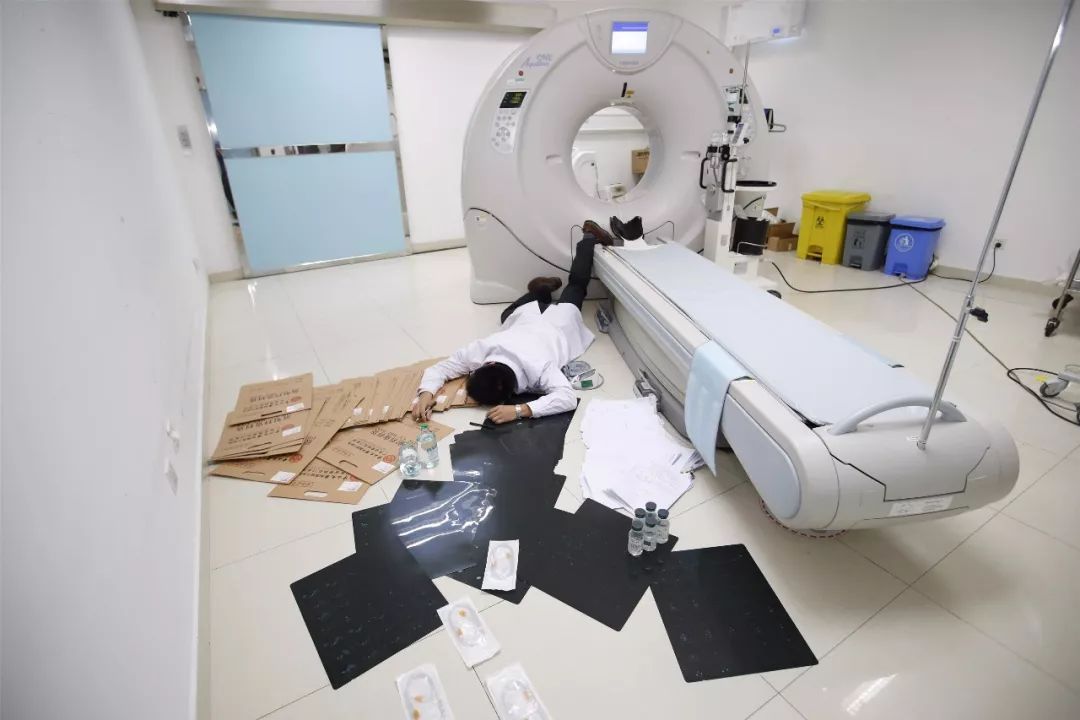 看了这么多炫富摔，这些护士才是最劲爆的~