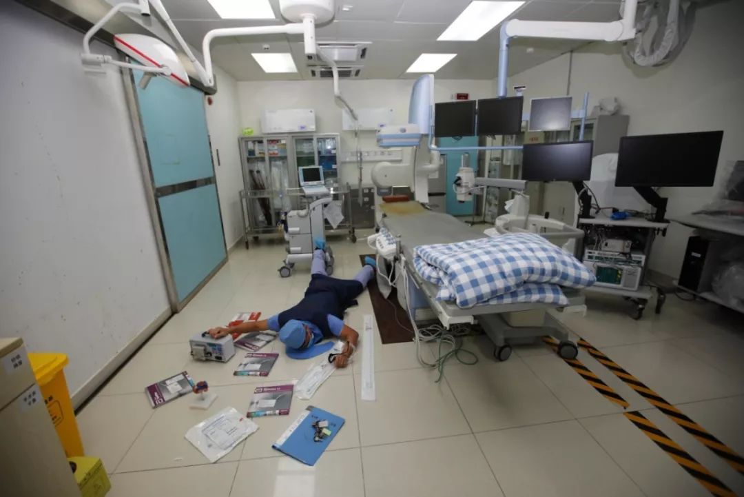 看了这么多炫富摔，这些护士才是最劲爆的~