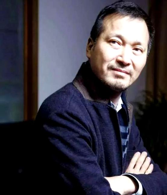 卖过猪肝、桃树、草莓，小生意炼成插座一哥，公牛上市家族群浮现