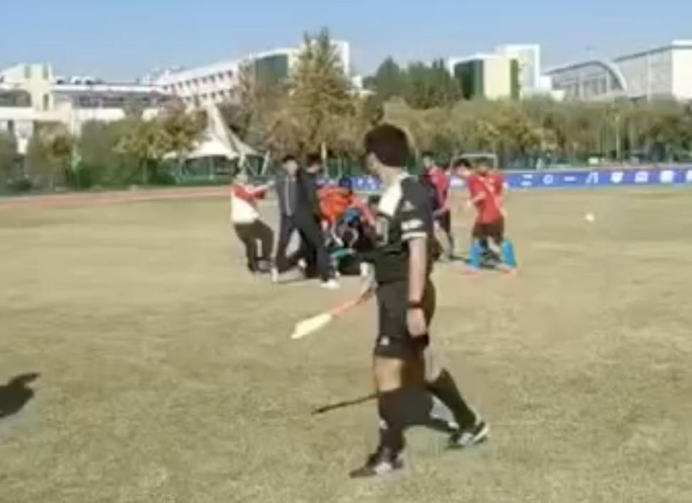 中国足坛再曝丑闻！十几岁小球员围殴裁判，名记感叹国足还有救吗