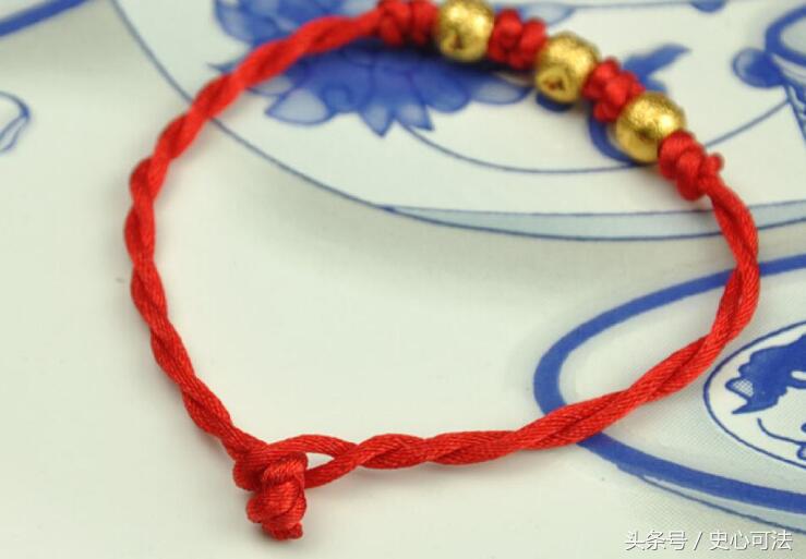 女人系红绳代表什么意思,女生戴左右脚红绳有什么区别