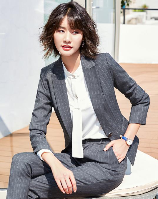 40岁女人穿什么色显气质,40左右穿什么颜色衣服显气质