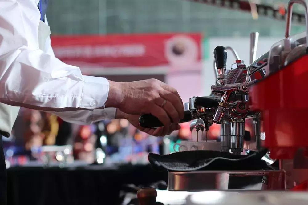 咖啡师工资不高还要坚持下去吗,咖啡师学徒大概多少工资一个月